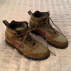 Vintage Nike Hiking Boot Shoe. Green Suede & Purple  Womens 8.5 EUC